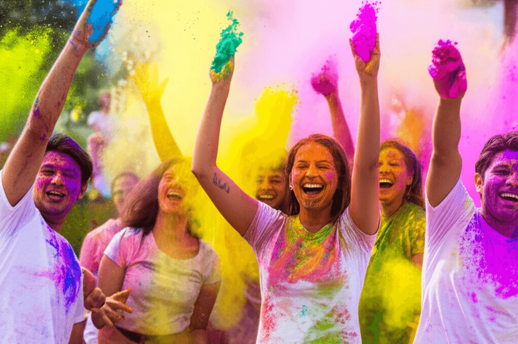 Vrolijke mensen die Holi vieren met gekleurde poeders