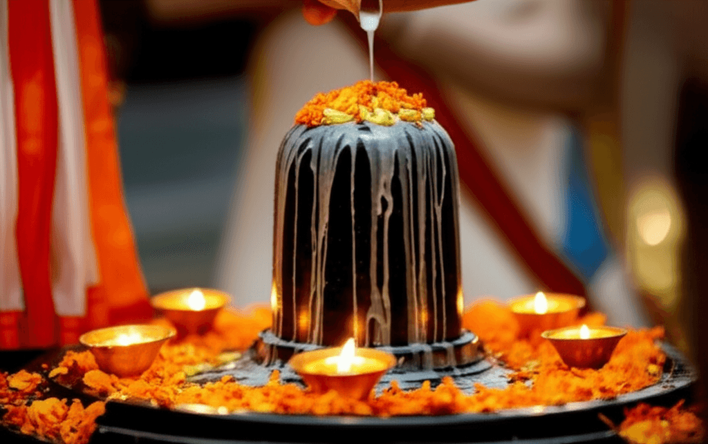 Close-up van een Shivlingam abhishekam met melk en bloemblaadjes